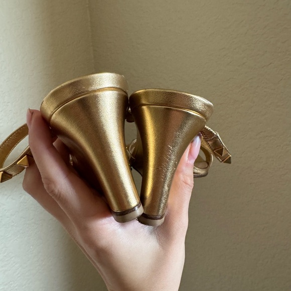 Valentino Garavani Rockstud Wedge Sandal Sz 36 Gold - Picture 8 of 8